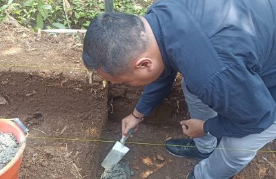 Manager PT. PLN (Persero) UIT JBT UPT Purwokerto Achmad Ridwan saat melakukan peletakan batu pertama gedung Rumah Baca Purnama