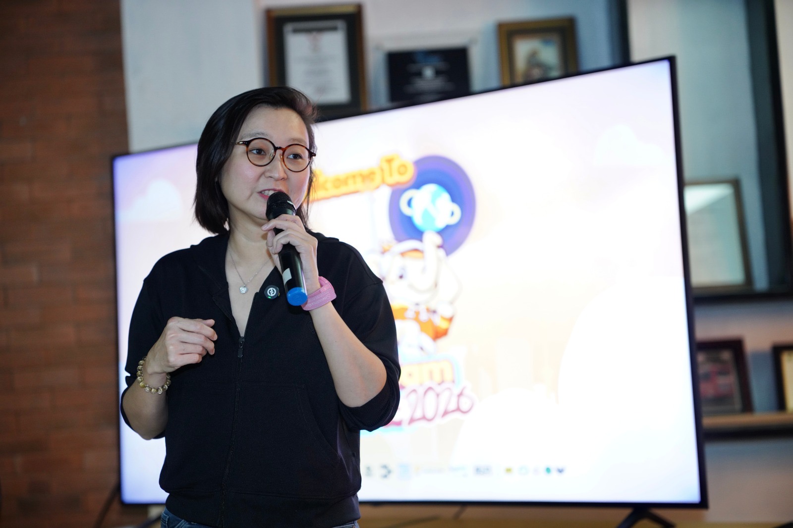 Wakil Menteri Ekonomi Kreatif (Wamen Ekraf), Irene Umar, memberi sambutan pada pelaksanaan Global Game Jam (GGJ) 2026 Jakarta di LYTO Games, Jakarta, Minggu (1/2/2026)